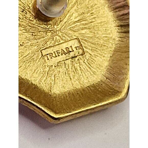 Vintage Trifari Black Enamel Gold Tone Post Earrings Signed Octagon Shape - Picture 5 of 5